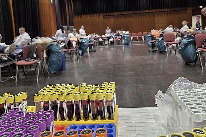 Ansicht der neuen Stadthalle in Langen bei der Blutspende